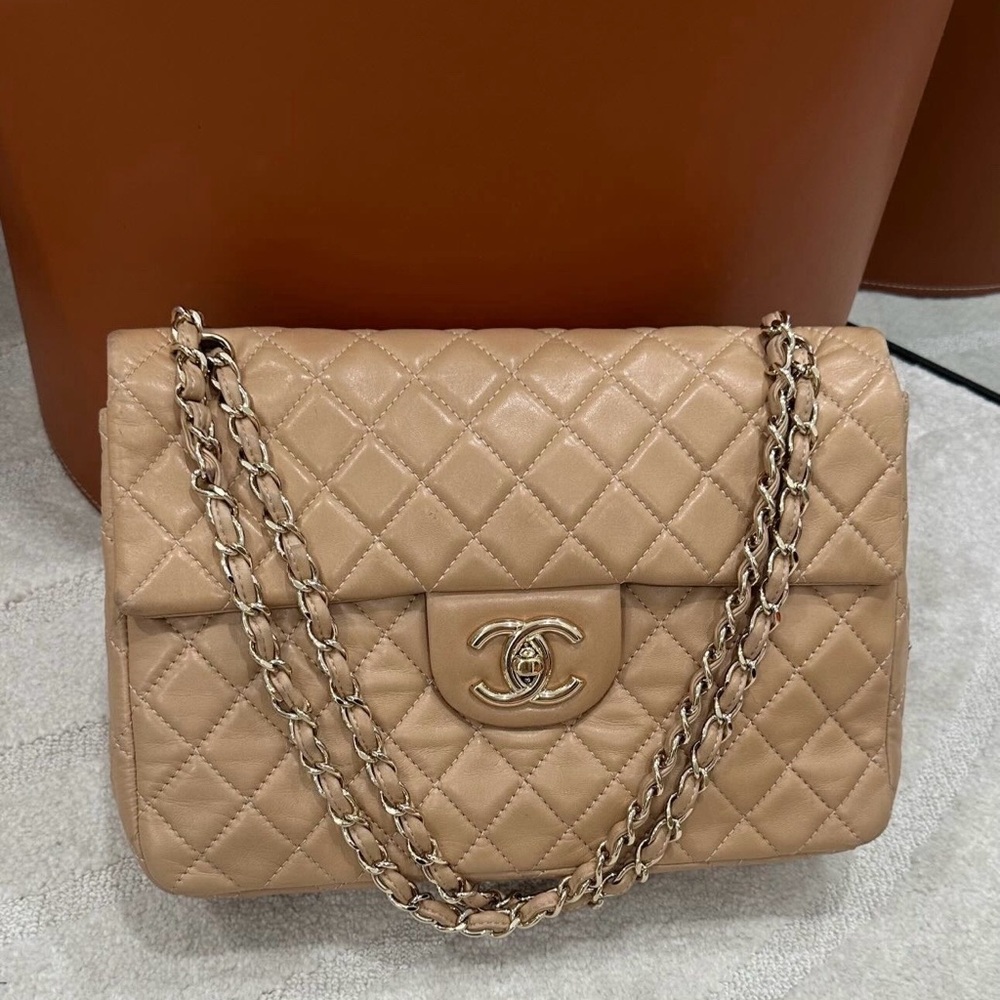 CHANEL Maxi Single Flap